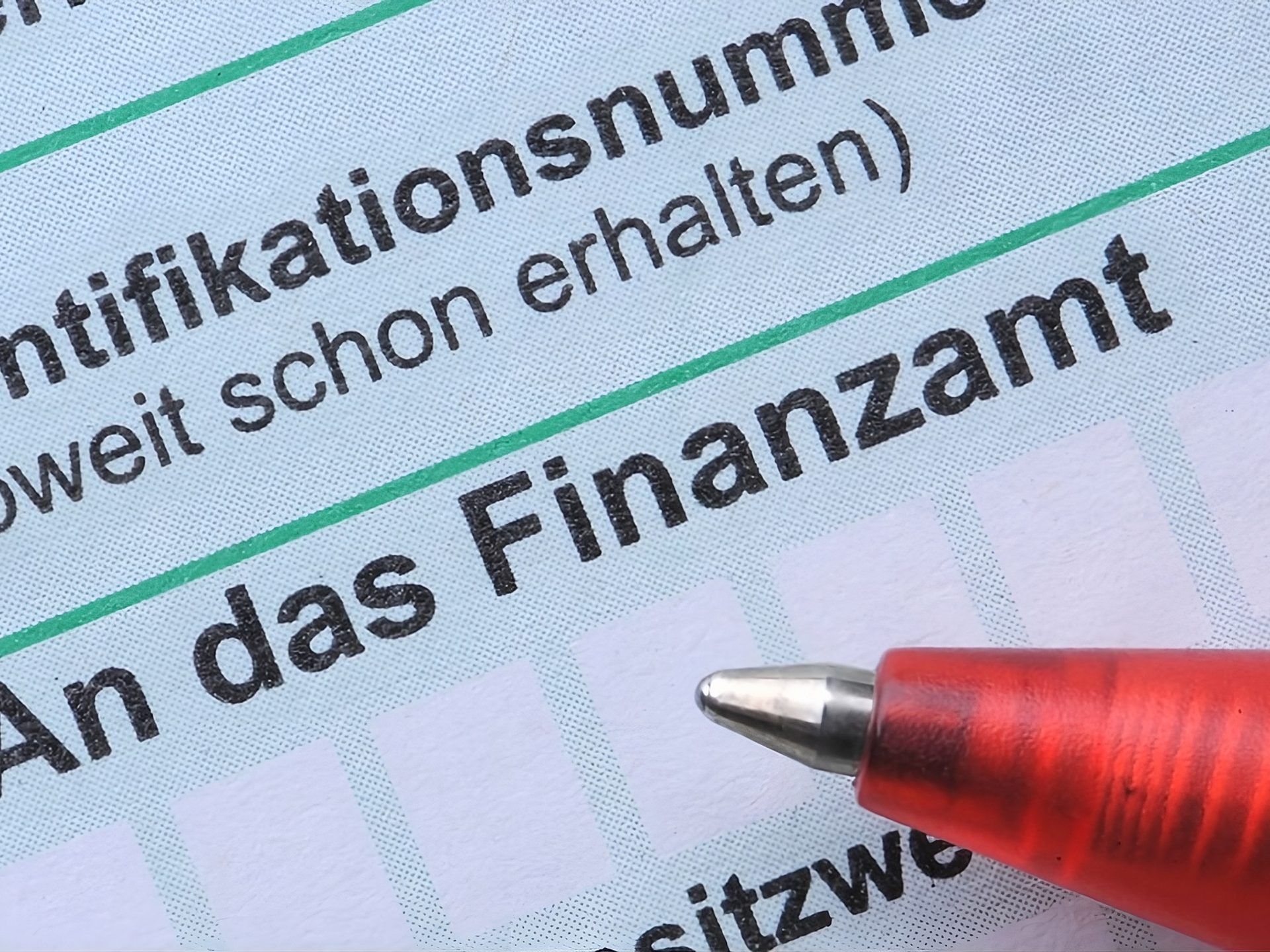 How a German worker picks a Krankenkasse, and what it means for payroll