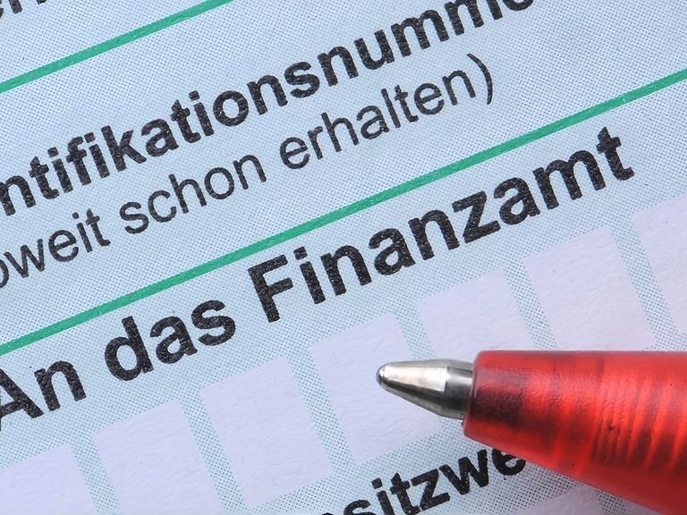 How a German worker picks a Krankenkasse, and what it means for payroll
