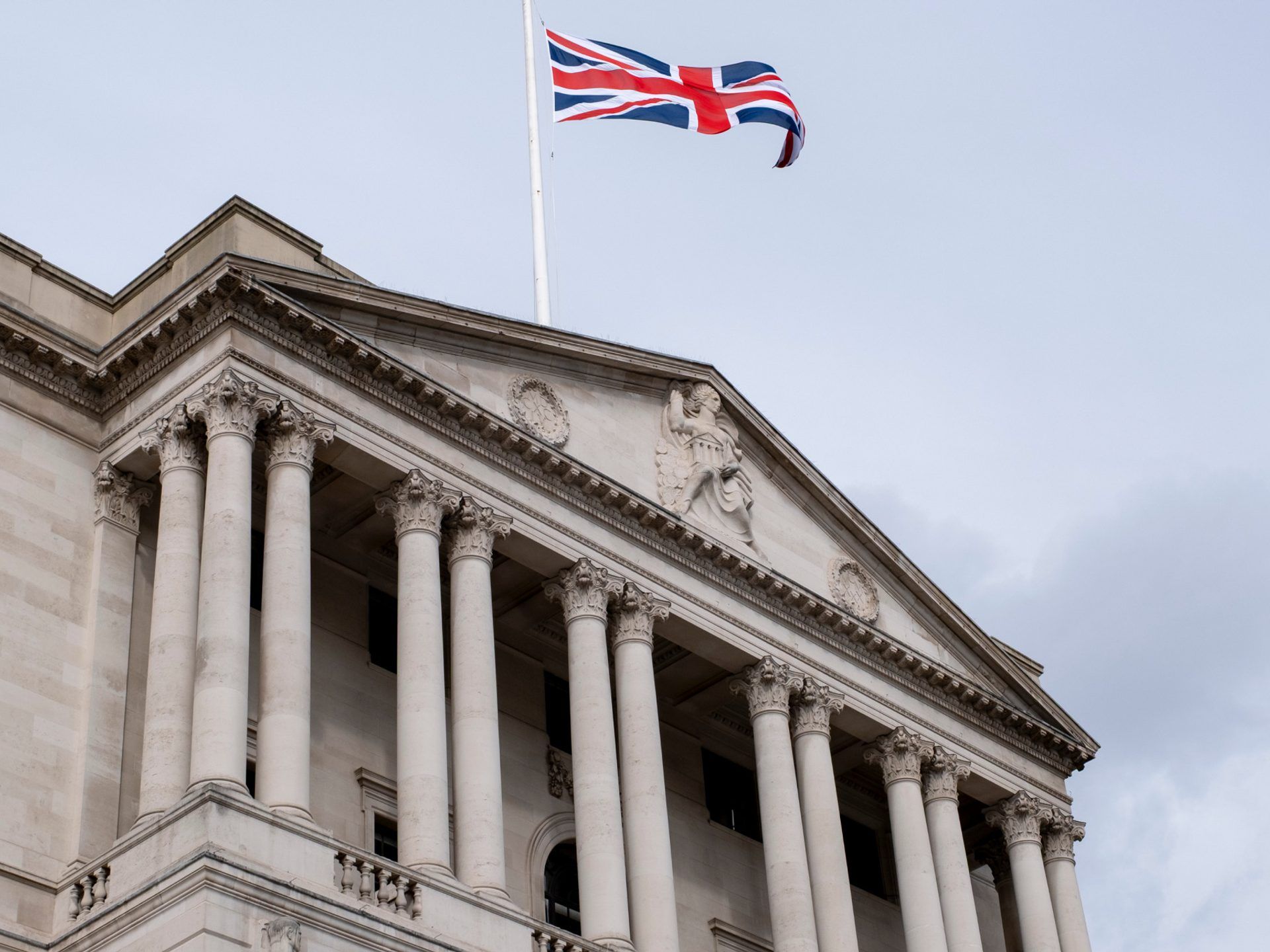 Terminating an Employee in the UK: The Steps and How Severance Is Calculated
